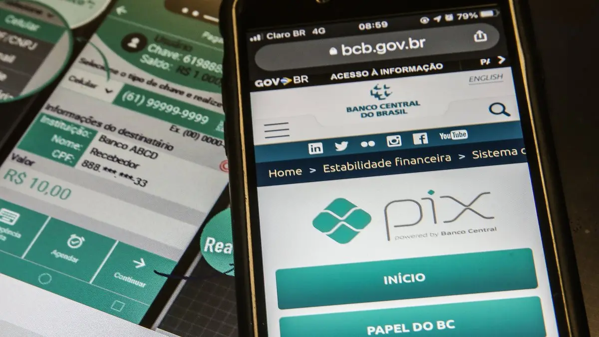 duas transferências em contas de desconhecidos