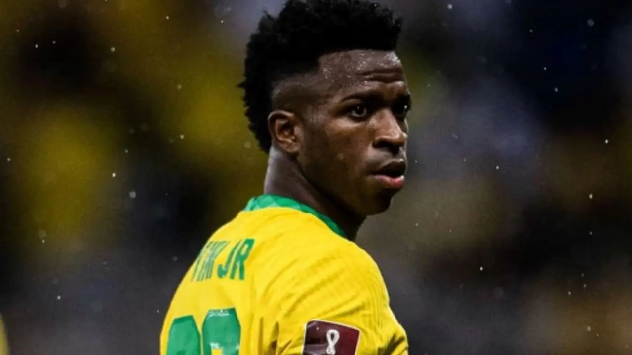 Após ser alvo de racismo, Vini Jr. sorri na seleção e recebe mais apoio