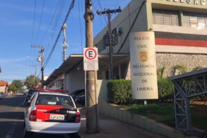 Armado, homem assalta vítima que chegava em casa na Vila São Roque