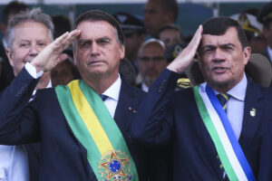 Bolsonaro chama de estapafúrdia decisão do TSE que veta lives no Alvorada