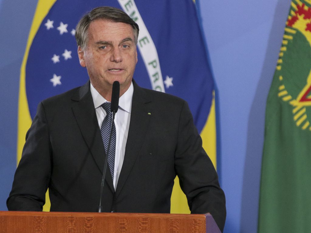 Bolsonaro vai a funeral da rainha, e Itamaraty prepara viagem
