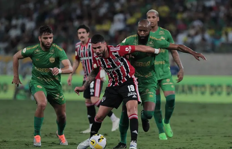 São Paulo empata com um a menos contra Cuiabá