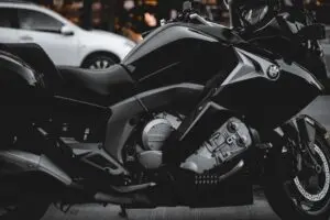 Dupla armada rouba moto de grande porte em semáforo de Limeira