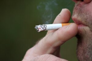Fumar perto de filhos aumenta chance de ter netos asmáticos, diz estudo