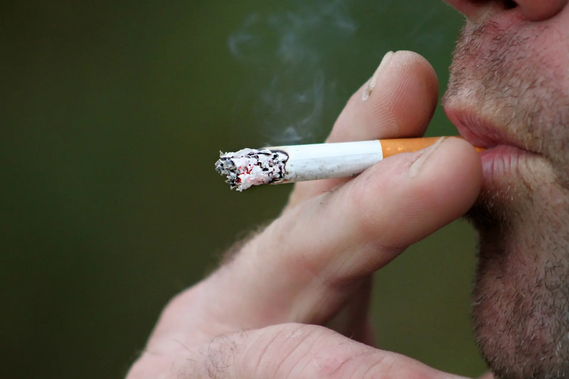 Fumar perto de filhos aumenta chance de ter netos asmáticos, diz estudo