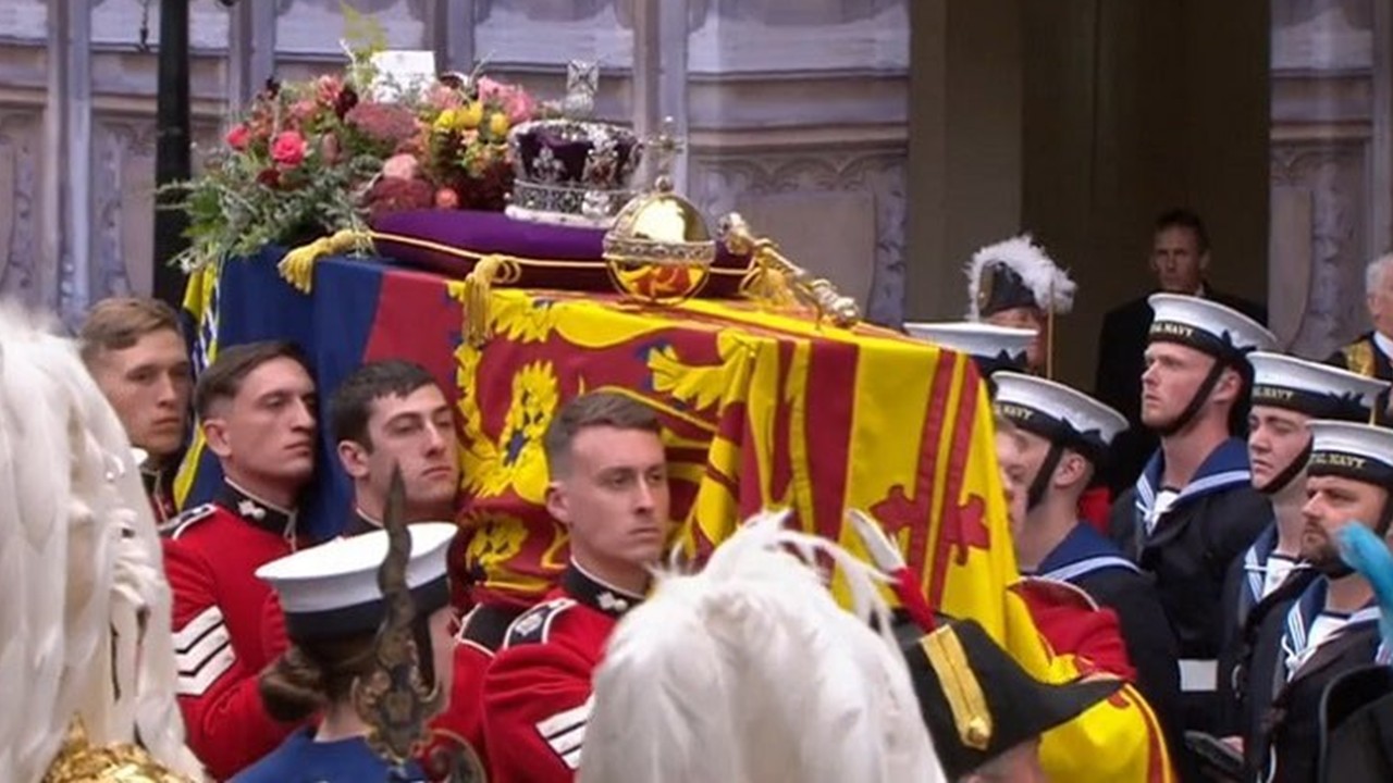 Funeral da rainha Elizabeth 2ª começa com cortejo em Londres
