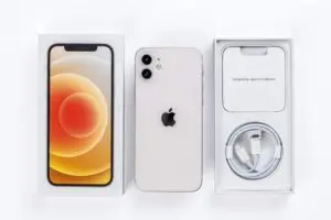 Governo proíbe Apple de vender iPhone 12 sem carregador e aplica multa de R$ 12 milhões