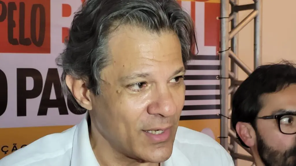 Haddad vai a Cordeirópolis e morador atira ovos