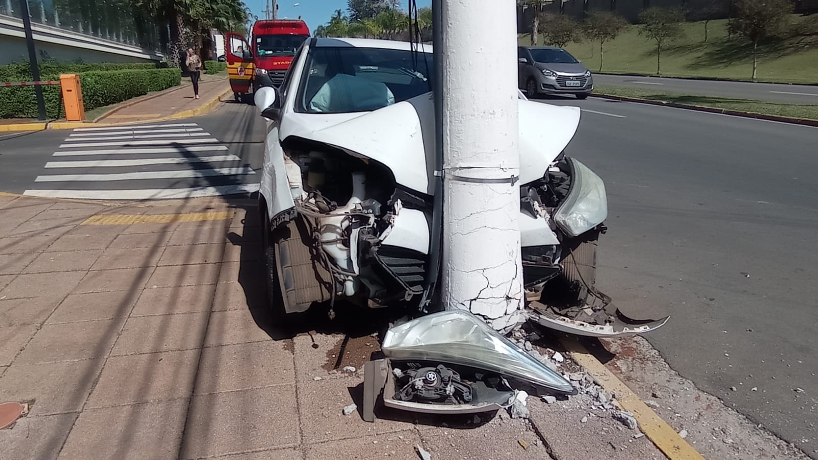 Homem passa mal e bate carro da família em poste na Avenida Maria Thereza, em Limeira