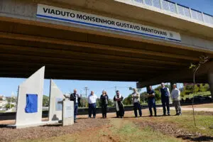 Monsenhor Gustavo Mantovani tem nome entronizado em viaduto