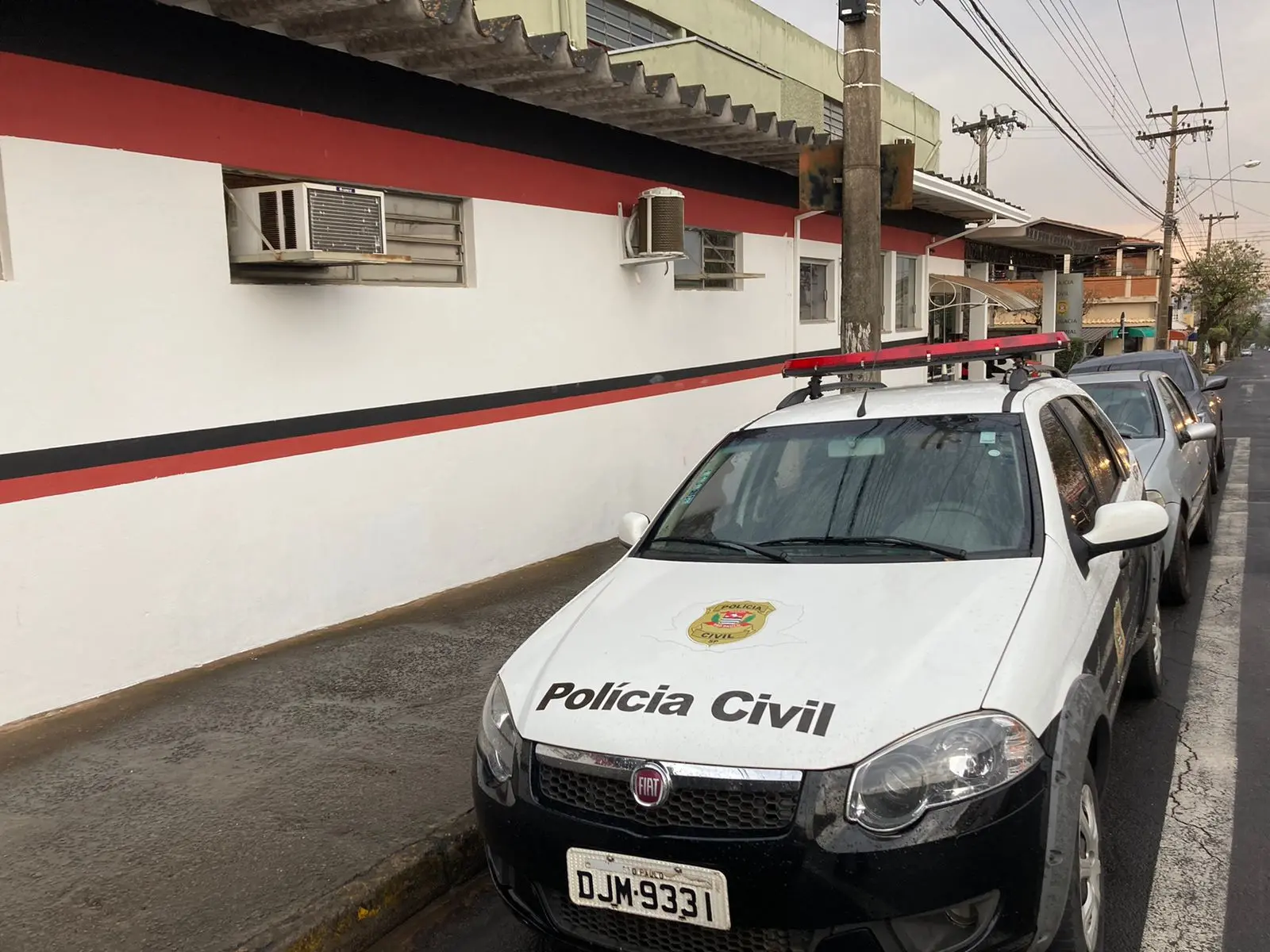 Mulher encontra rastreador escondido dentro do seu veículo