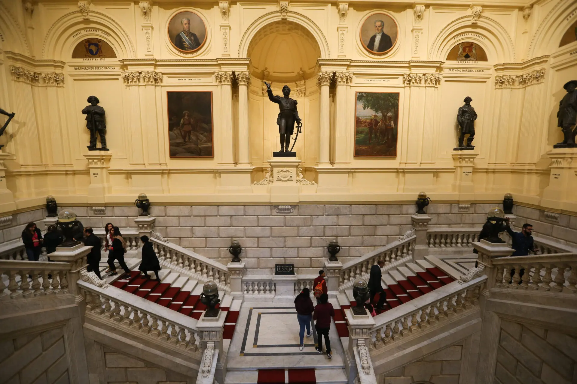Museu do Ipiranga recebe primeira visita após reabertura