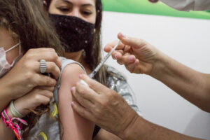 Nem metade das crianças de 5 a 11 anos tem vacinação completa contra covid
