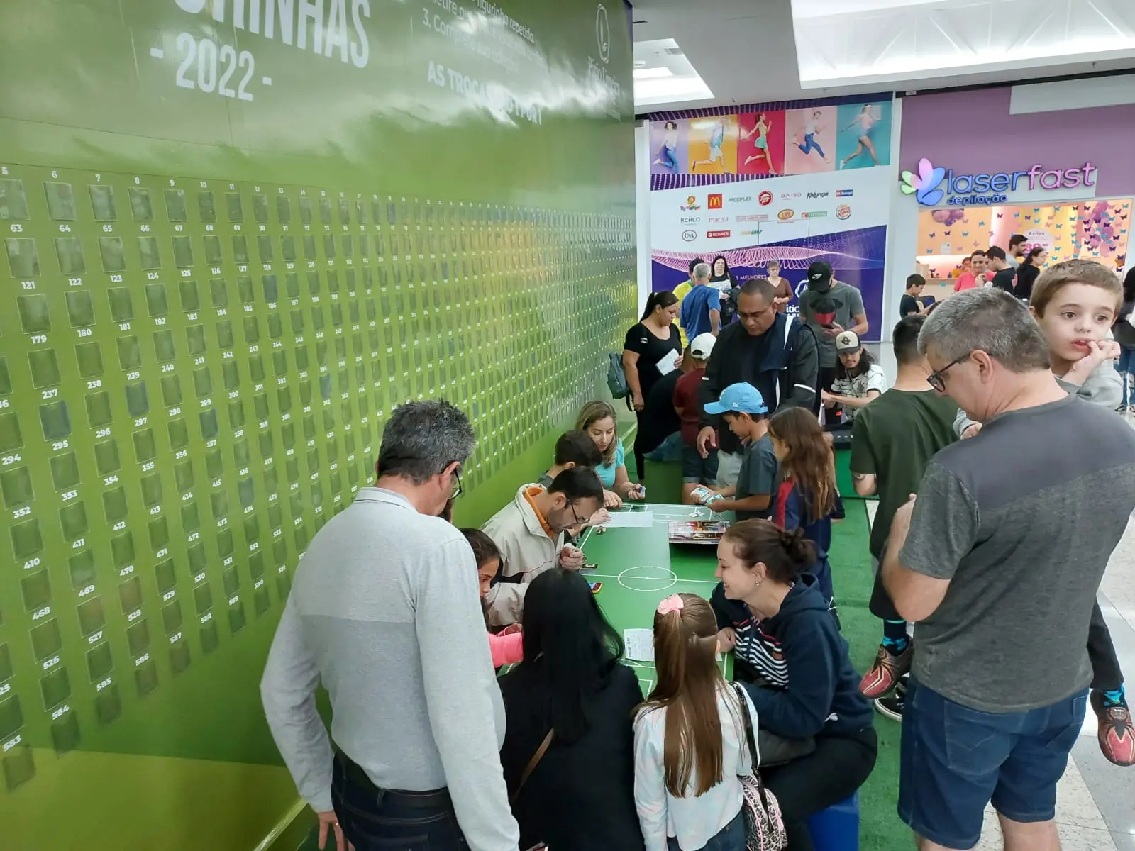 Pátio Limeira Shopping cria espaço para trocas de figurinhas do álbum da Copa