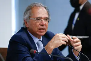 Recuo da inflação pode fazer juros caírem em 2023, diz Guedes