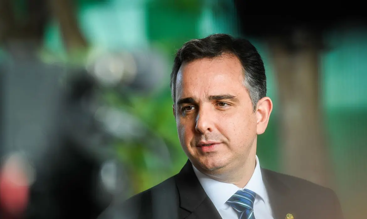 O presidente do Congresso Nacional, senador Rodrigo Pacheco (PSD-MG), assumirá por quatro dias a Presidência da República em virtude de viagens internacionais de Jair Bolsonaro e do vice-presidente, Hamilton Morão. Terceiro na linha de sucessão presidencial, é a terceira vez que o congressista assume o cargo.