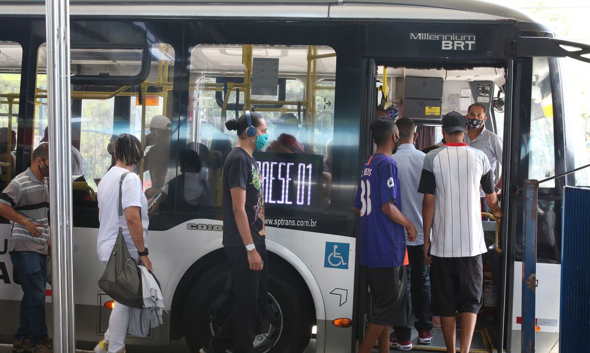 SP derruba obrigatoriedade do uso de máscara em ônibus, trem e metrô