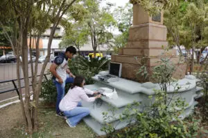 Suposta cápsula do tempo em obelisco mobiliza profissionais da cultura
