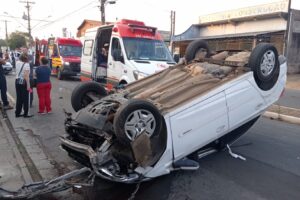 Três veículos batem em avenida de Limeira e um deles capota