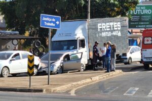Três veículos se envolvem em acidente na Avenida Laranjeiras