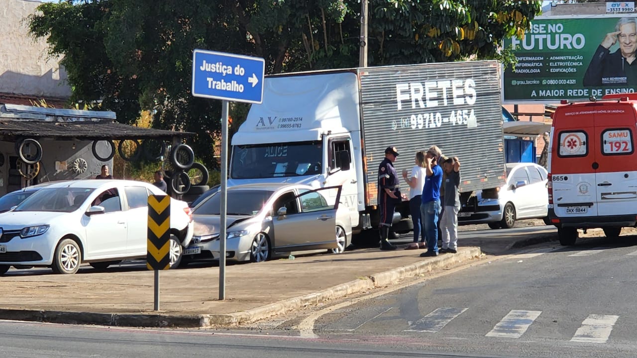 Três veículos se envolvem em acidente na Avenida Laranjeiras