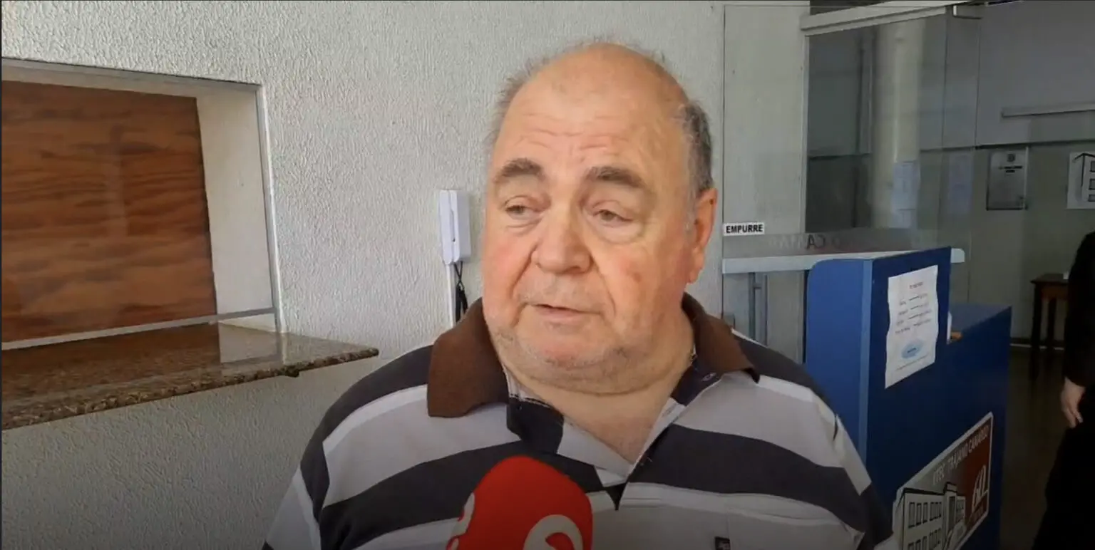 Aposentado chega uma hora antes de escola abrir para votar em Limeira