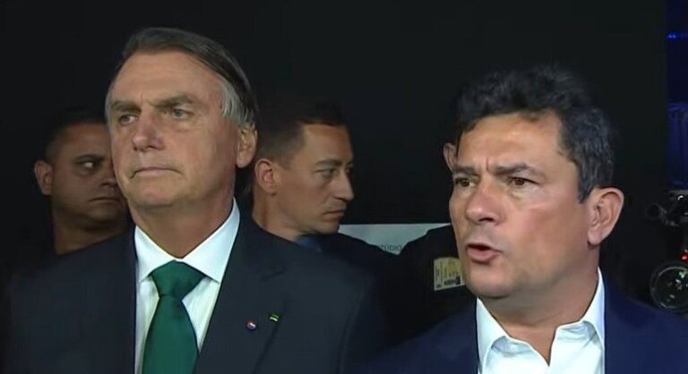 Bolsonaro leva Moro à TV para atacar governos petistas