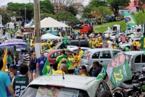 Carreata pró Bolsonaro reúne milhares