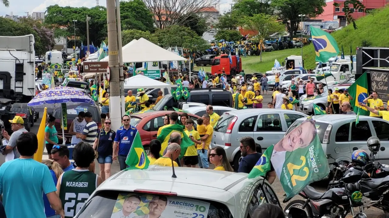 Carreata pró Bolsonaro reúne milhares