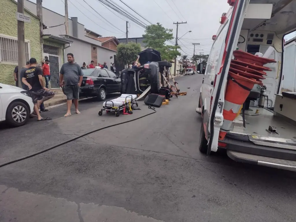 Carro tomba em acidente de trânsito em Limeira