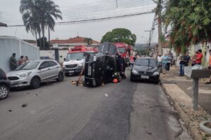 Carro tomba em acidente de trânsito em Limeira
