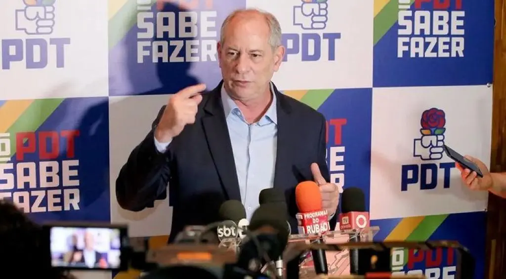 Ciro anuncia apoio a Lula