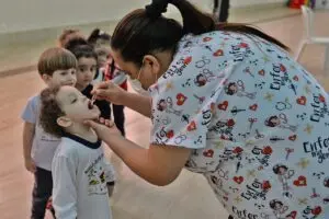 Cobertura contra pólio sobe para 55,5% com busca ativa nas escolas