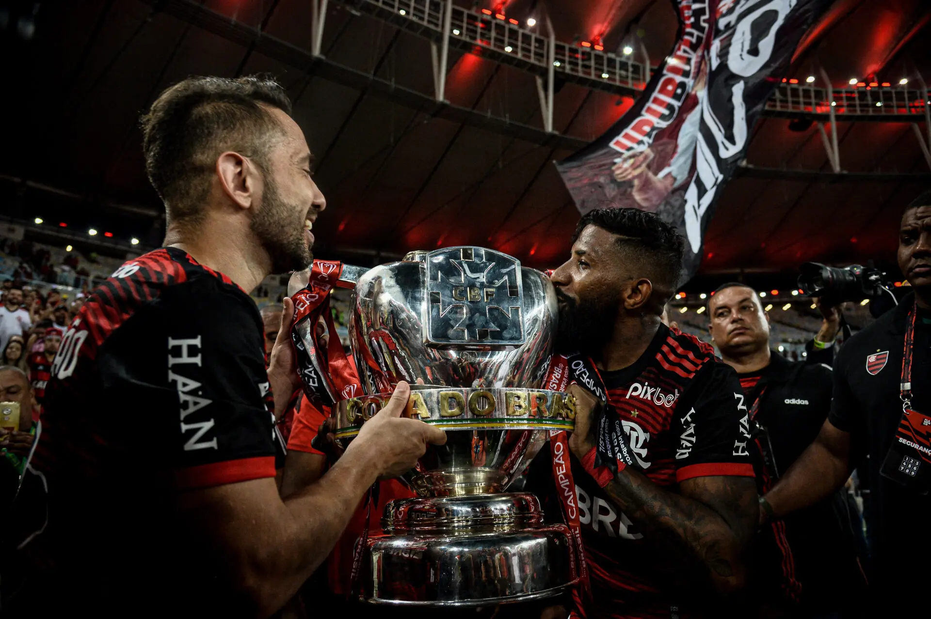 Nos pênaltis, Flamengo conquista a Copa do Brasil
