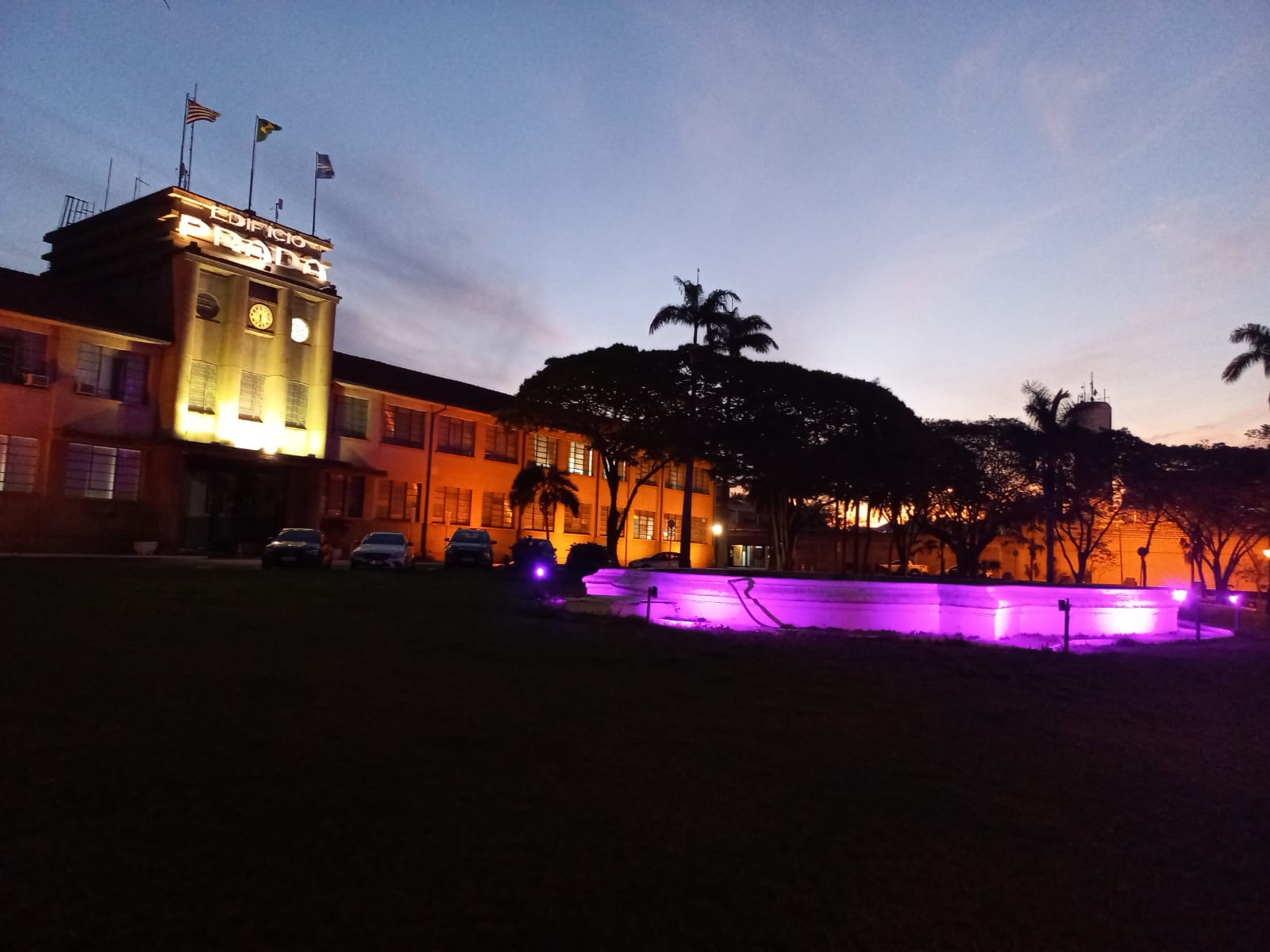 Iluminação especial marca prédios públicos de Limeira durante Outubro Rosa 1