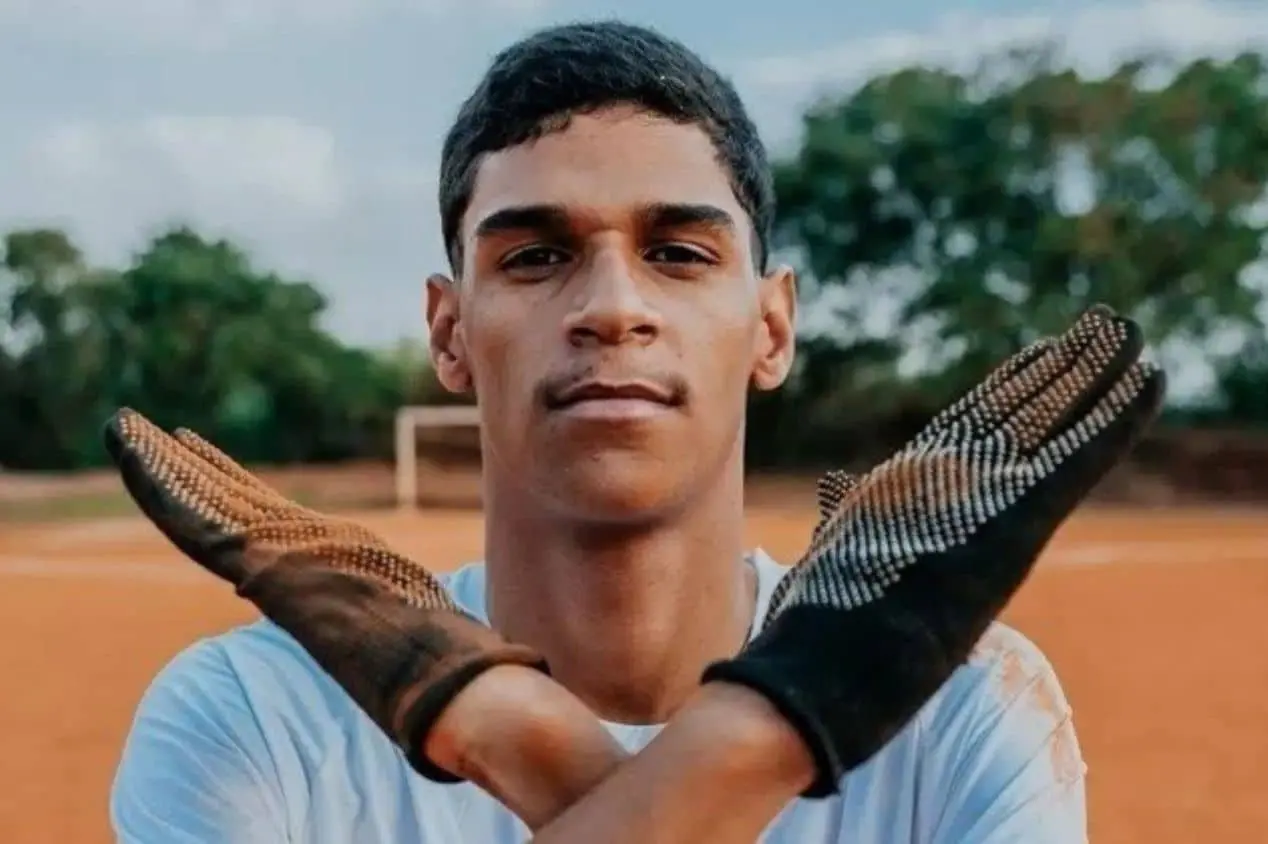 Luva de Pedreiro diz que recebeu convite para jogar em grande clube