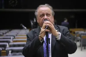 Miguel Lombardi assina pedido de CPI dos Institutos de Pesquisa