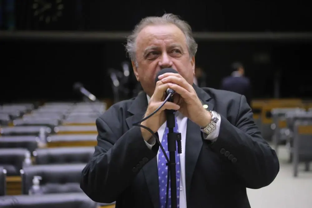 Miguel Lombardi assina pedido de CPI dos Institutos de Pesquisa