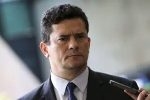 Moro diz que vai Lava Jato vive e vai 'chacoalhar Brasília novamente'