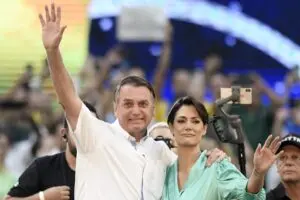 'Não olhe para meu marido, olhe para mim que sou uma serva do Senhor', diz Michelle a evangélicas
