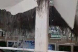Teto de shopping de Rio Claro desaba em meio à chuva forte