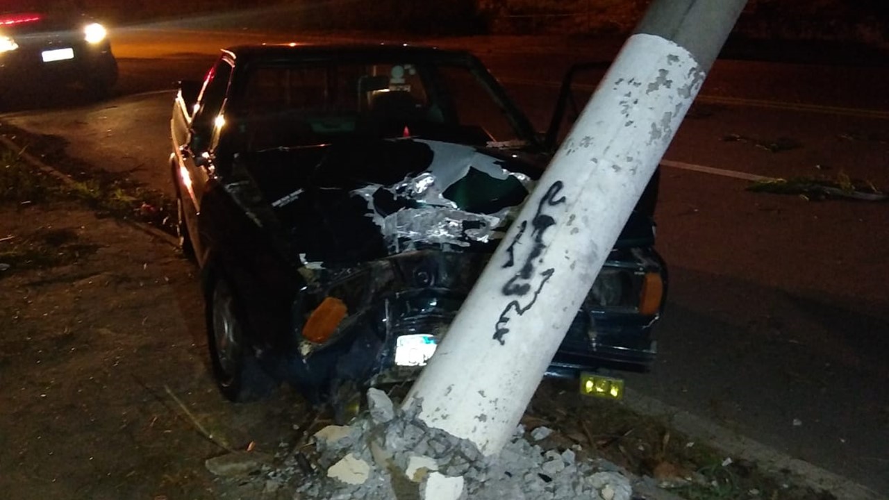veículo bate em poste; acidente; Vila Camargo