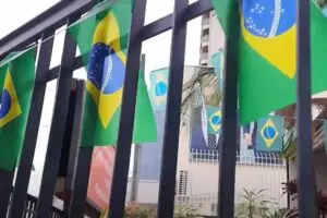 Vendas de bandeiras e artigos do Brasil disparam em Limeira
