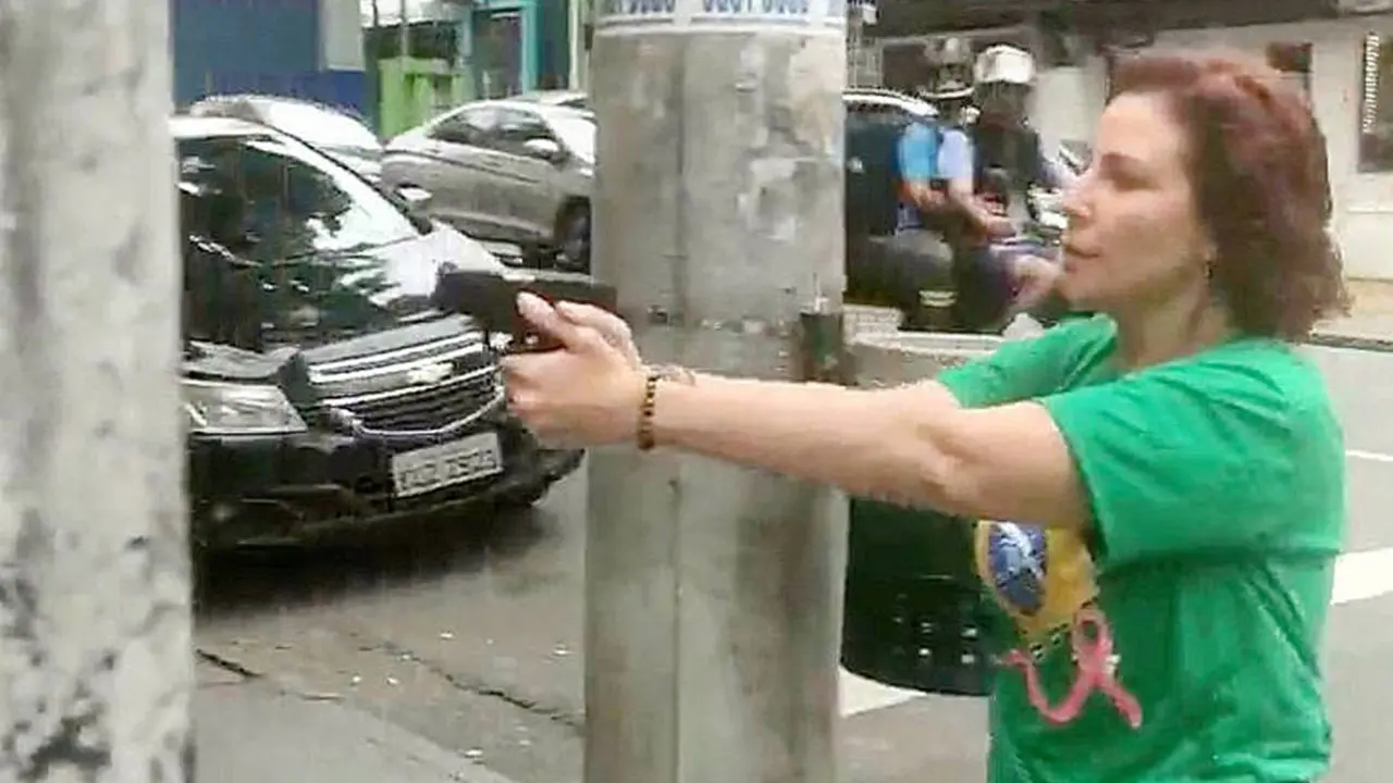 Zambelli aponta arma para homem em SP; deputada diz que foi cercada por lulistas