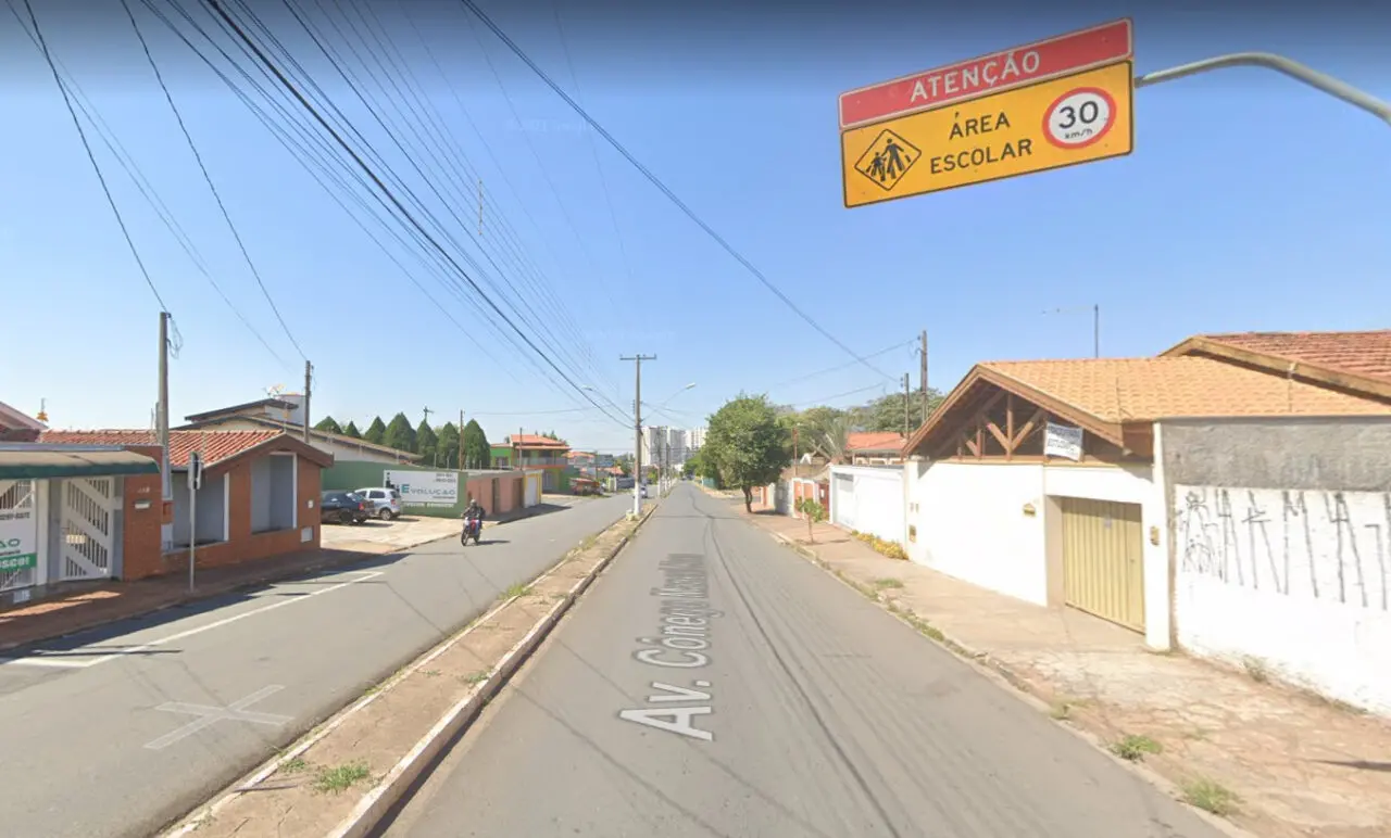 Ladrão armado com faca rouba casal