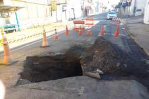 Asfalto afunda e abre cratera na rua 7 de Setembro, em Limeira