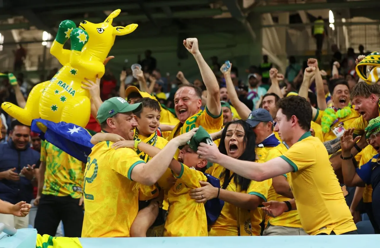 Austrália surpreende, vence Dinamarca e avança às oitavas da Copa