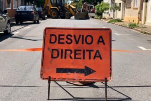 Reparo em rede de esgoto interdita trecho da Rua Boa Morte neste domingo (21), em Limeira