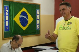 O presidente Jair Bolsonaro (PL) tem dito a aliados que poderá viajar para fora do país para não passar a faixa para Luiz Inácio Lula da Silva (PT) na cerimônia de posse, em 1º de janeiro.