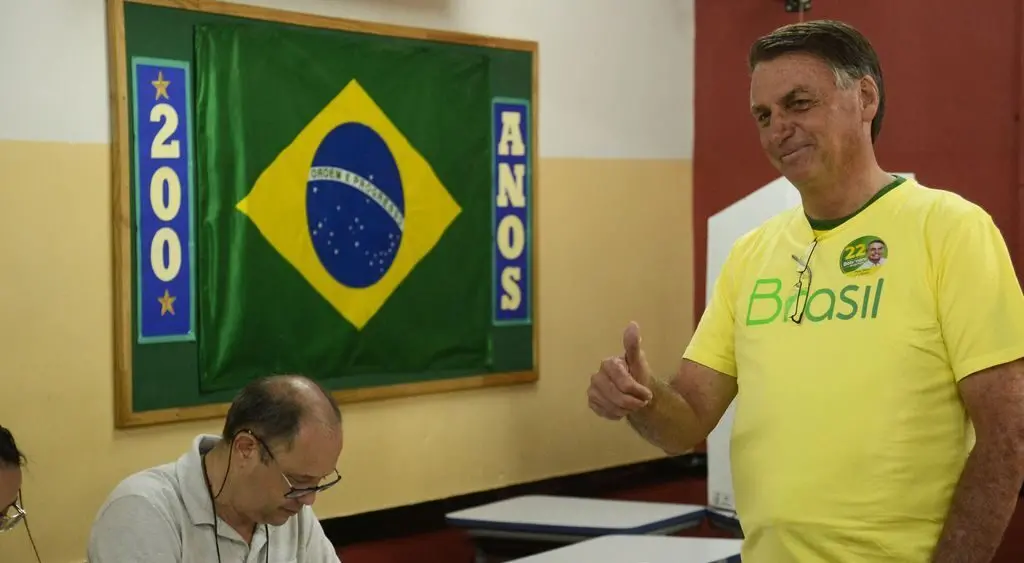 O presidente Jair Bolsonaro (PL) tem dito a aliados que poderá viajar para fora do país para não passar a faixa para Luiz Inácio Lula da Silva (PT) na cerimônia de posse, em 1º de janeiro.